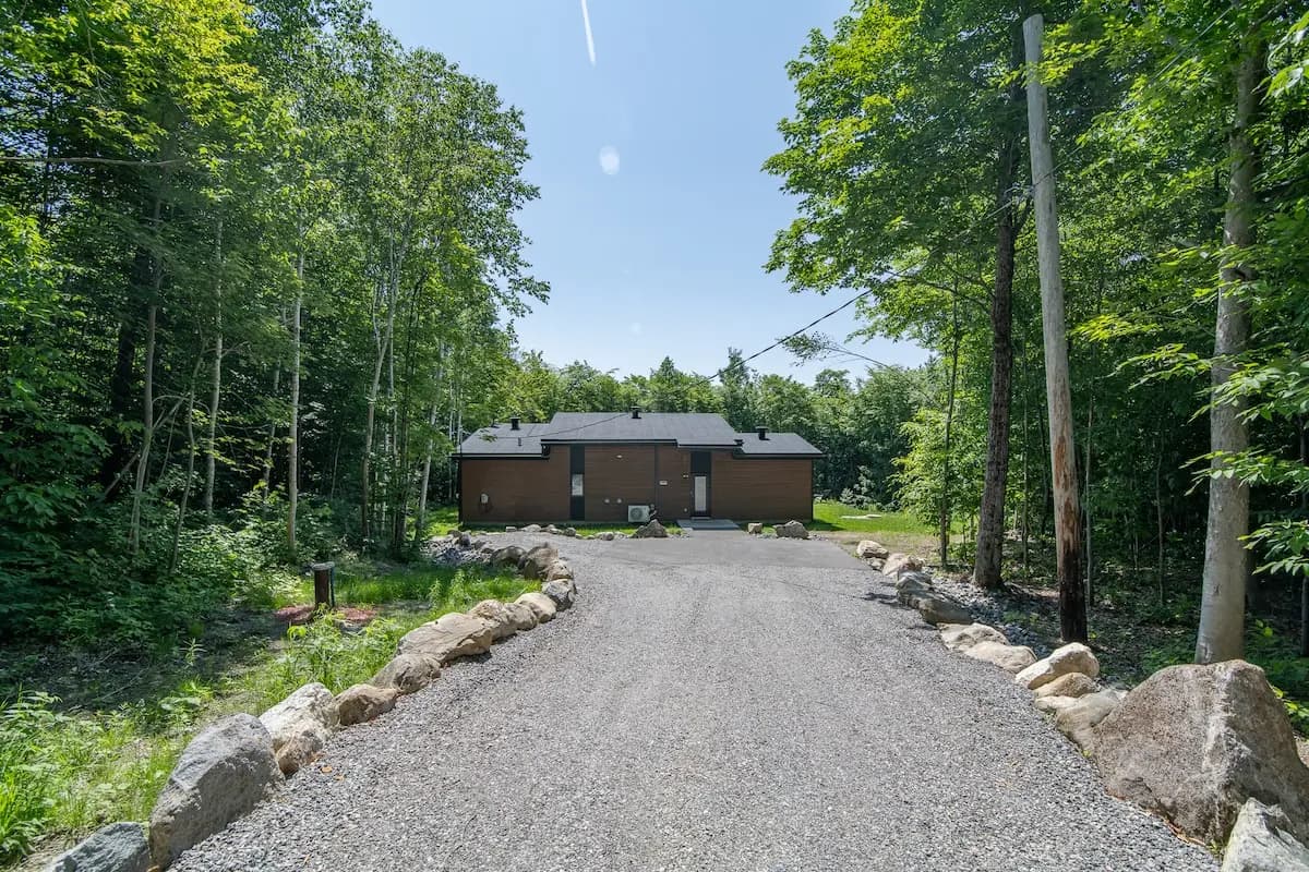 Chalet Orkidea in summer surrounded by forest